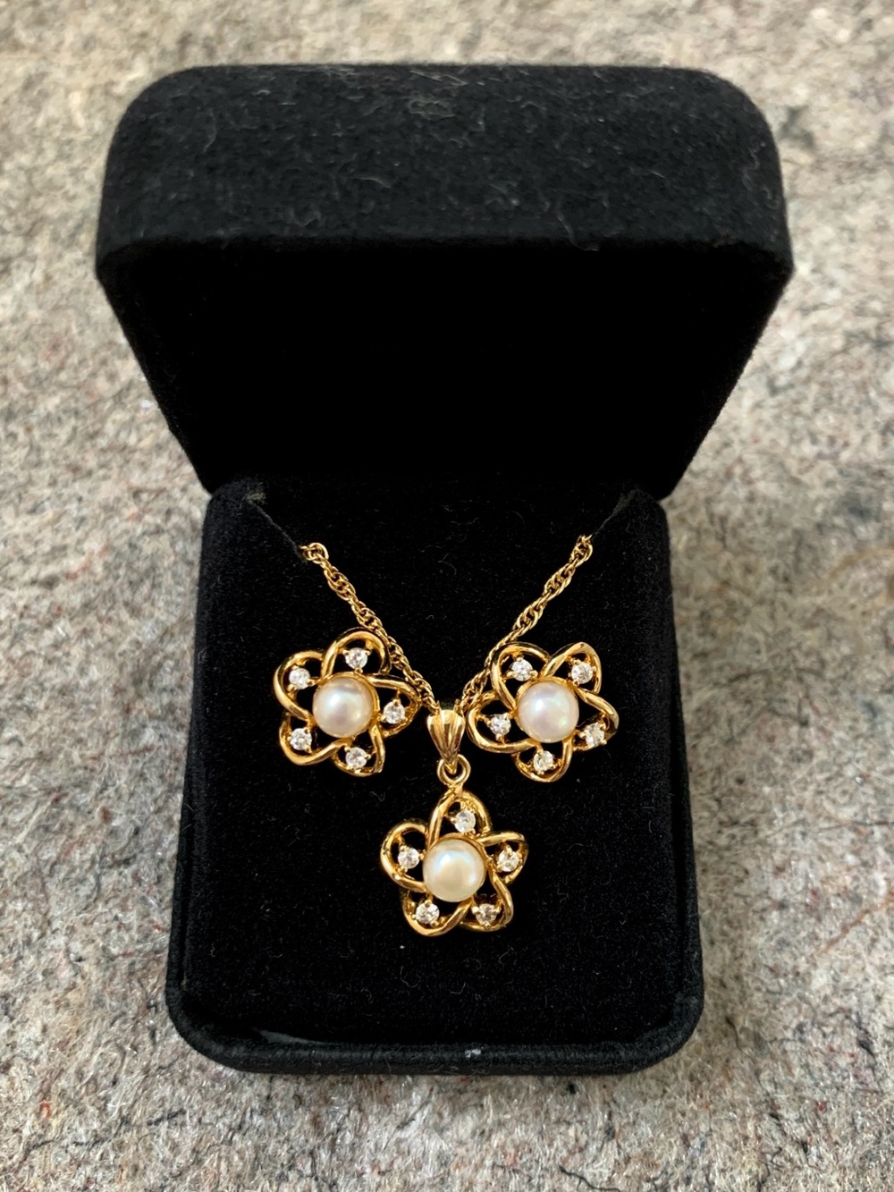 faux diamonds and pearl gold tone necklace with earrings jewelry set